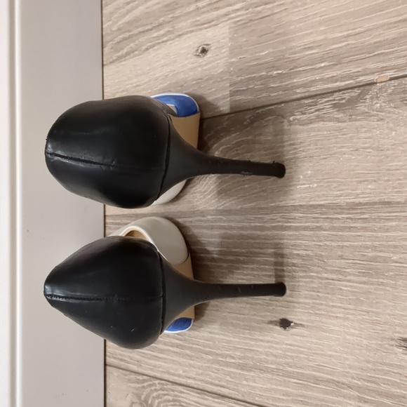 Express Women's Pointed Toe Pump. Black, white, and Blue. size 7 - Picture 4 of 4